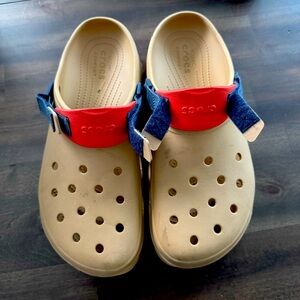Tan Crocs with adjustable straps M 13